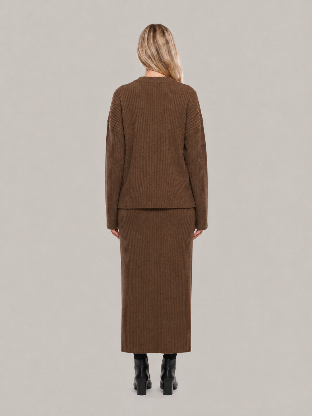 Ribgebreid truipak met rechte rok voor dames – Ylva
